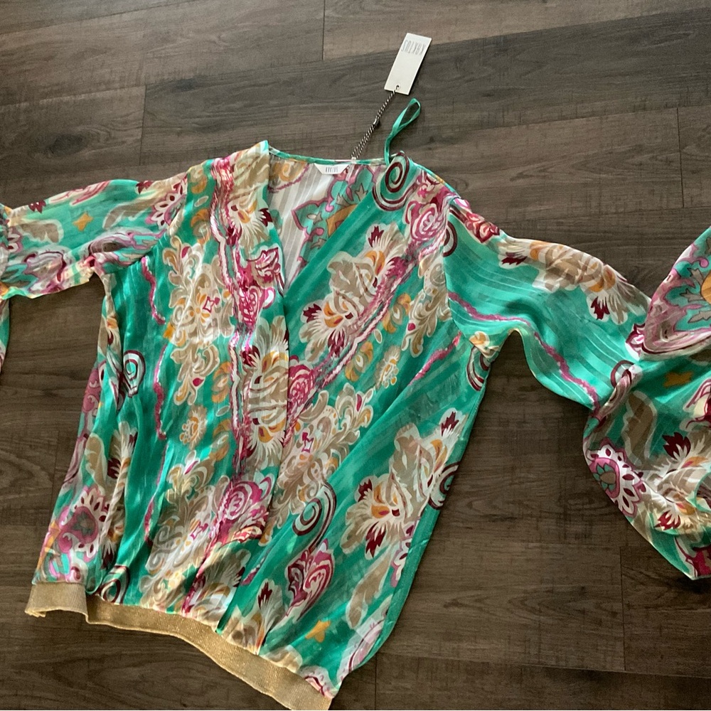 Stunning criss cross top, gorgeous sleeves